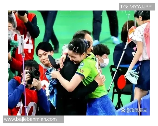 足球明星带孩子同框现身 温馨瞬间展现父爱与陪伴